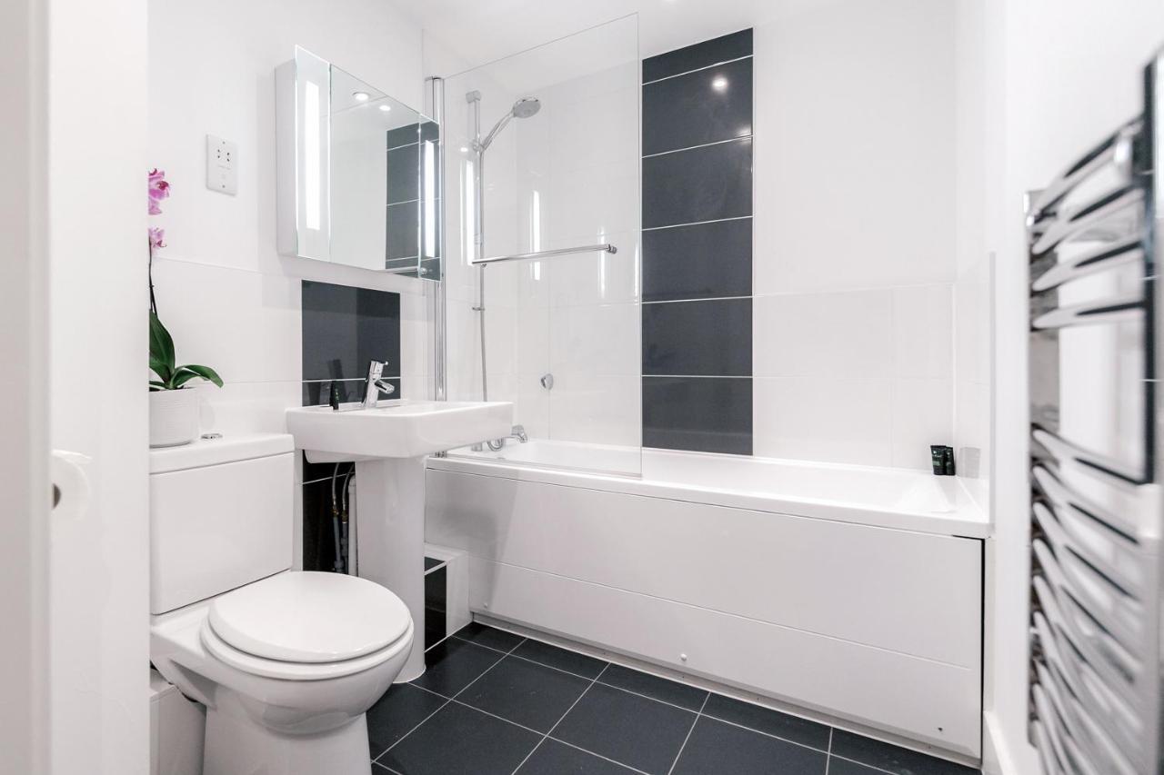Roomspace Serviced Apartments - Capitol Square Epsom Esterno foto